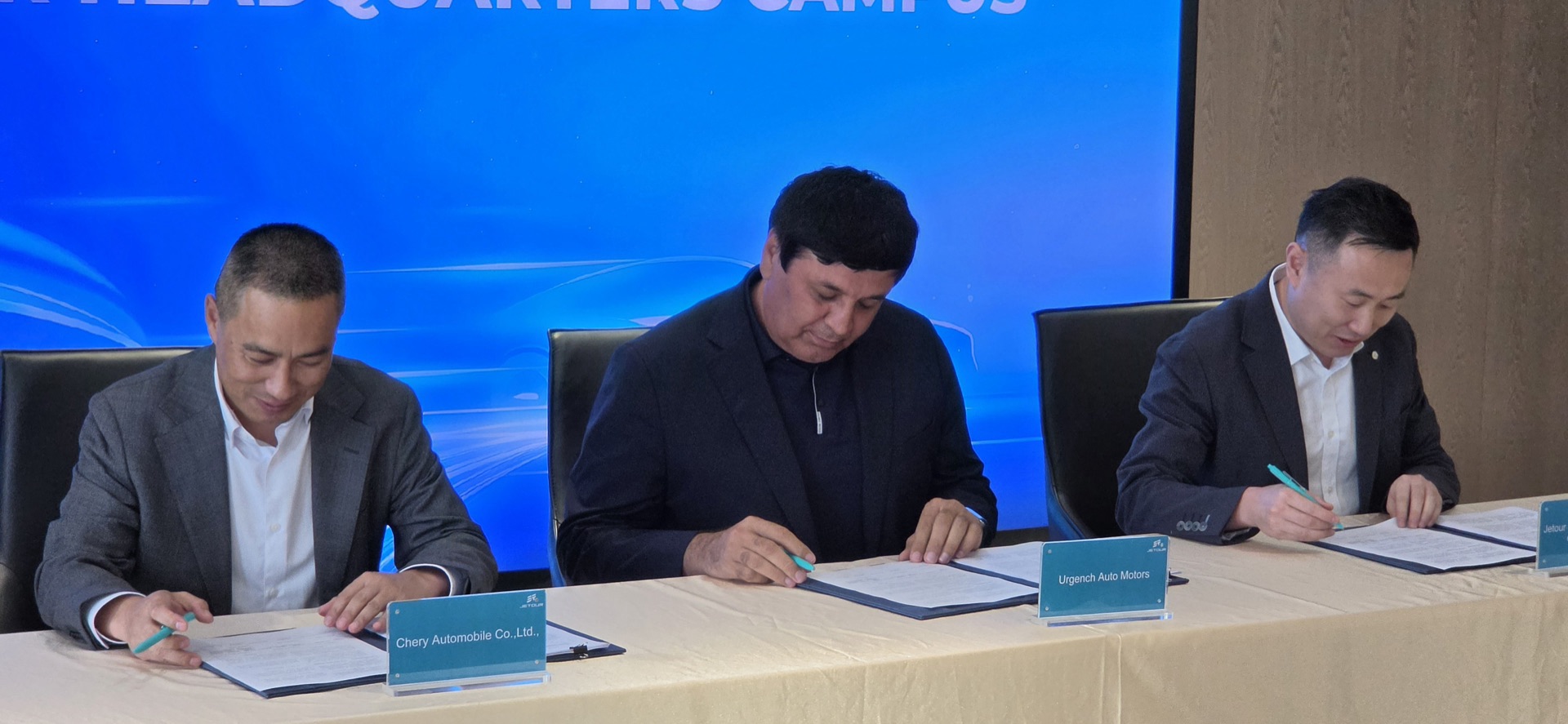 Imzolash marosimida uch tomon vakillari hujjatlarni imzolamoqda