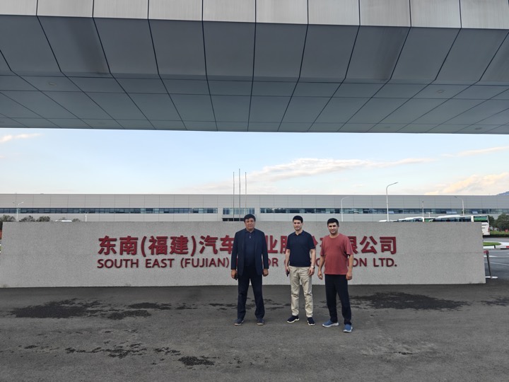 Delegatsiyaning South East (Fujian) Motor kompaniyasiga tashrifi.